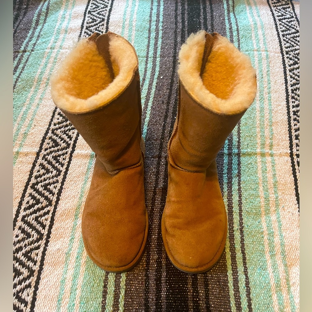 UGG Classic Short II Size 6